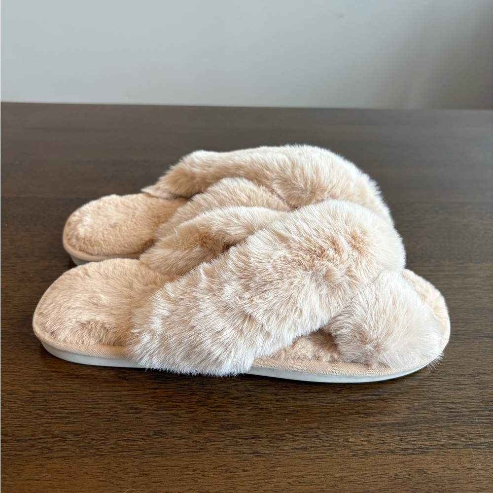 Cozy Faux Fur Slippers in Cream